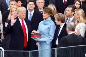 Donald Trump jurando el cargo